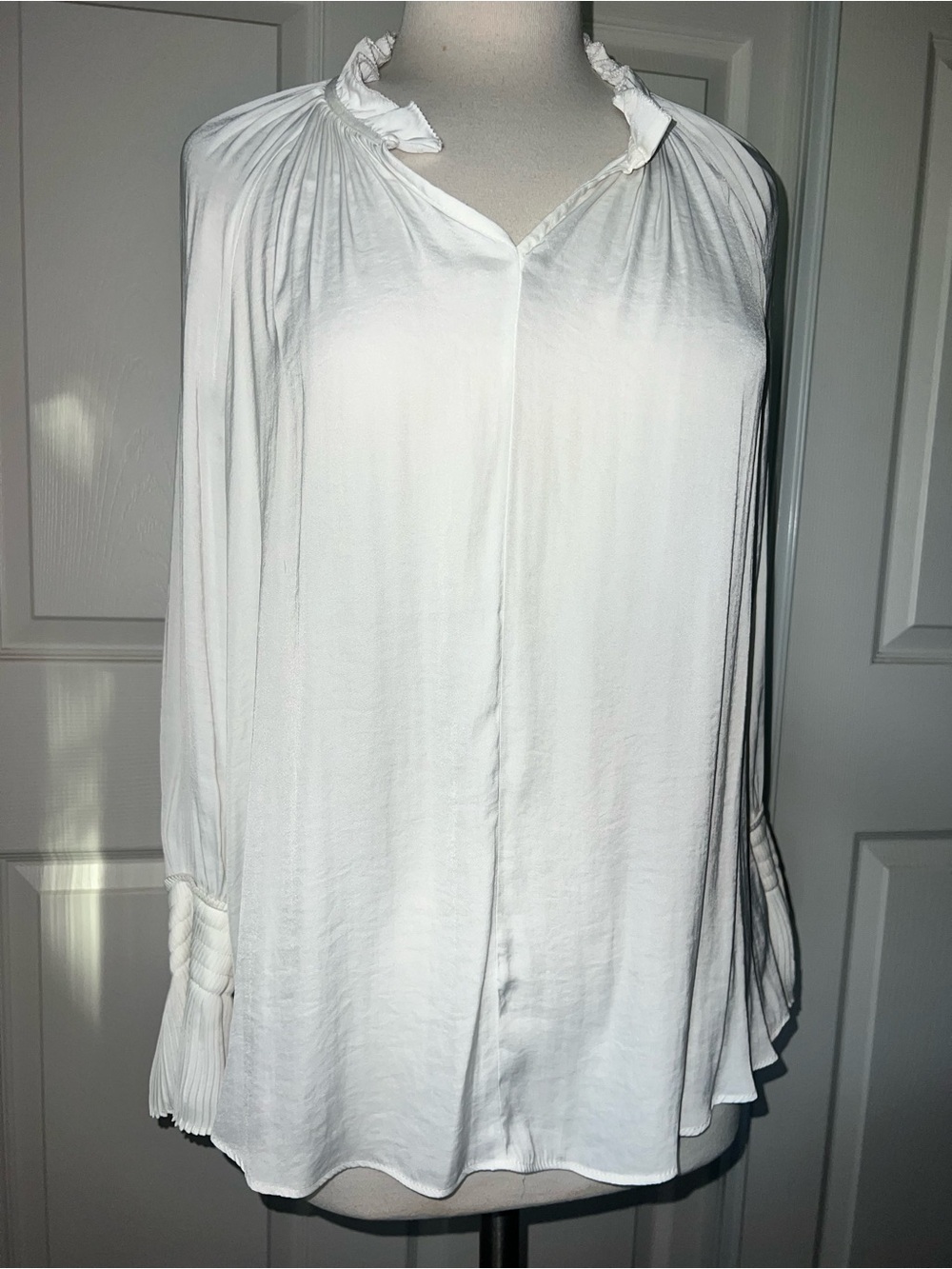 Vera Wang White Ruffled Neck Pleated Sleeve Blouse